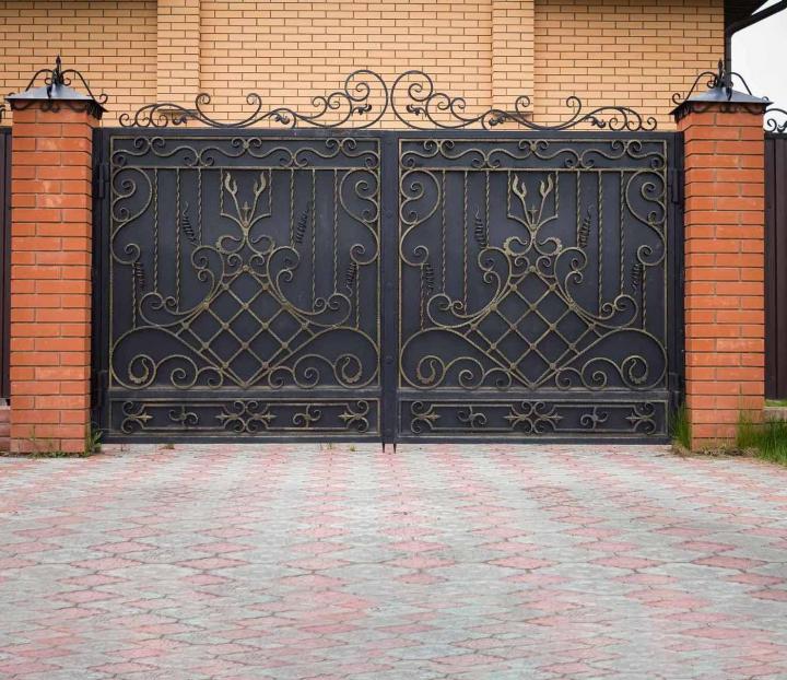 Automatisez l'accès à votre propriété avec nos portails motorisés.