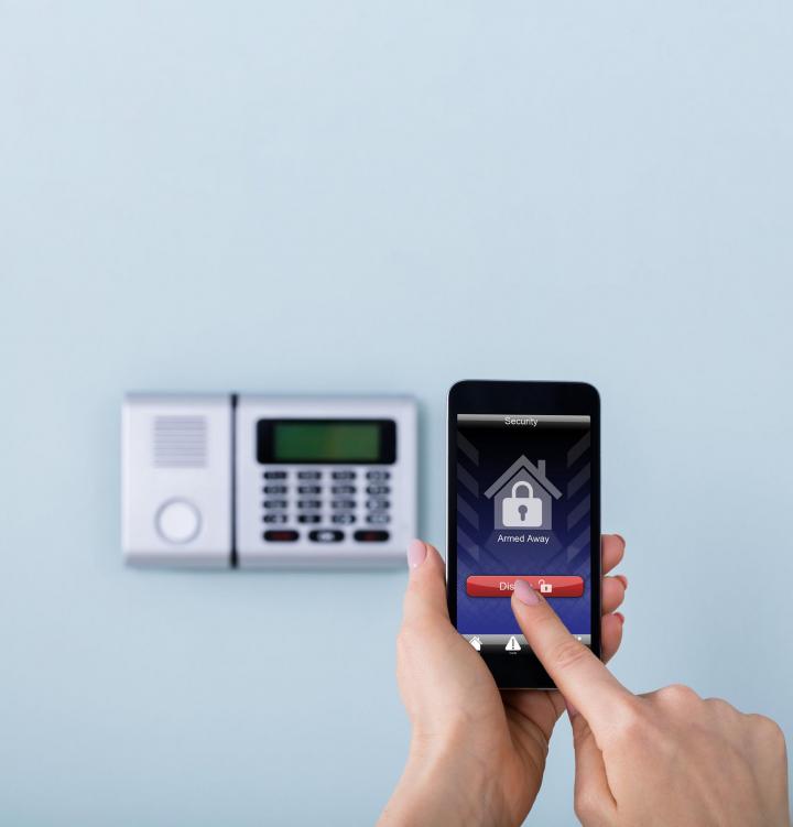 Sécurisez votre intérieur avec notre système d'alarme sur mesure.